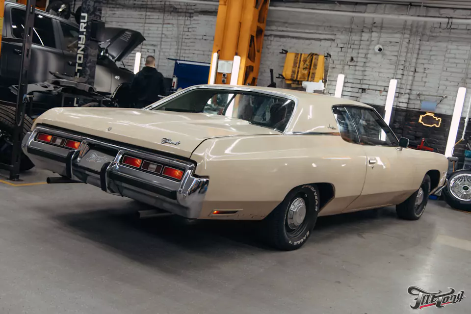 Фирменный шиномонтаж на стендах Hunter для Chevrolet Impala: собрали комплект колес Dayton Wire Wheels с системой knock-off!